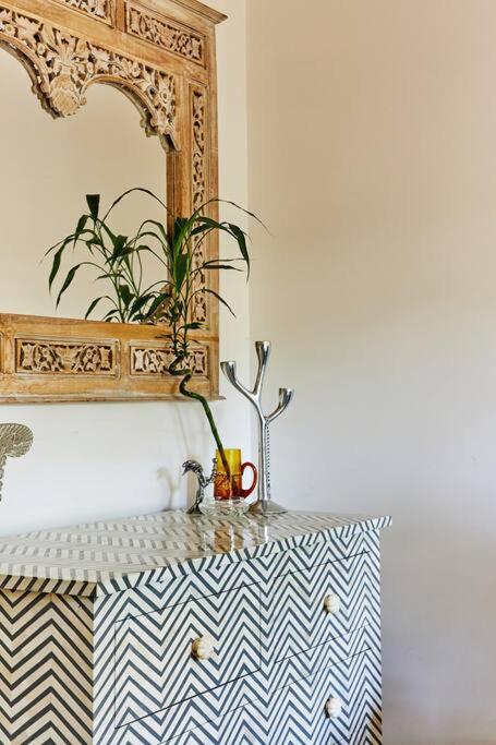 Rose Cottage - Right In Town - Accommodation Burleigh 2