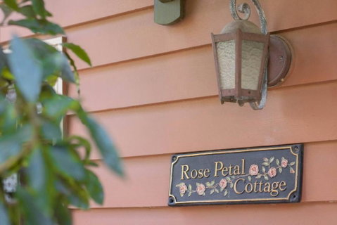 Rose Petal Cottage - Accommodation Burleigh 1