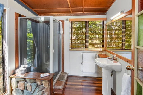 Rosebrook Cottages - Accommodation Burleigh 2