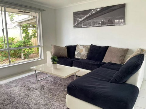 Runaway Bay Family Haven With 4beds - Accommodation Burleigh 0