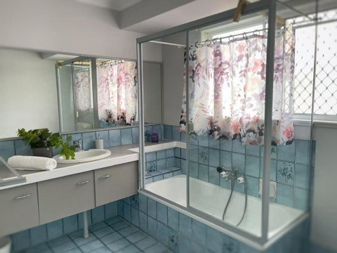Runaway Bay Family Haven With 4beds - Accommodation Burleigh 2