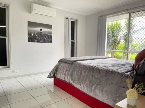 Runaway Bay Family Haven With 4beds - Accommodation Burleigh 3