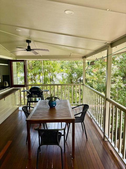 Sage House - Accommodation Burleigh 2