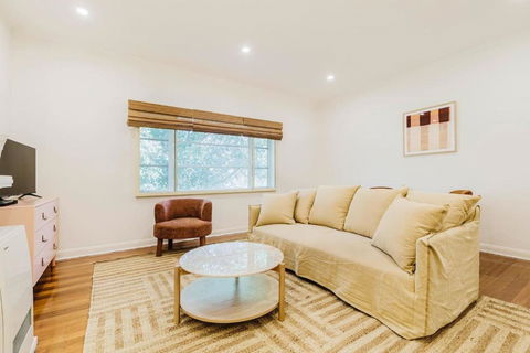 Salmon Calm - Trendy Velvet Allure By Albert Park - Accommodation Burleigh 2