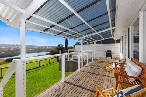 SALTWATER HOUSE - Opposite The Beach And Views Over The Lake! - Accommodation Burleigh 1