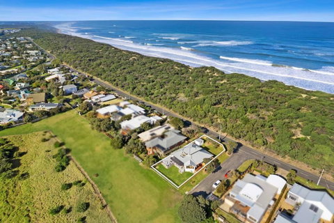 SALTWATER HOUSE - Opposite The Beach And Views Over The Lake! - Accommodation Burleigh 0
