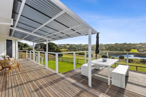 SALTWATER HOUSE - Opposite The Beach And Views Over The Lake! - Accommodation Burleigh 3