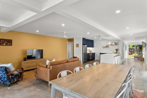 Salty Crab Bungalow - Accommodation Burleigh 2