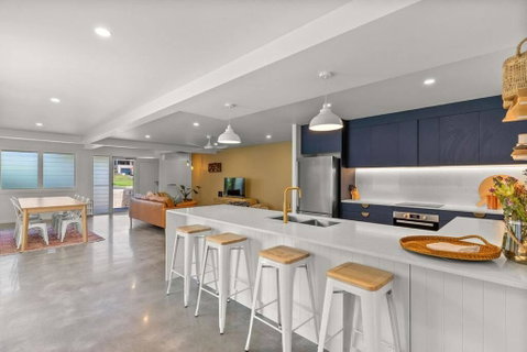 Salty Crab Bungalow - Accommodation Burleigh 0
