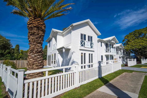 Salty Palms By The Sea - ONE - Accommodation Burleigh 0