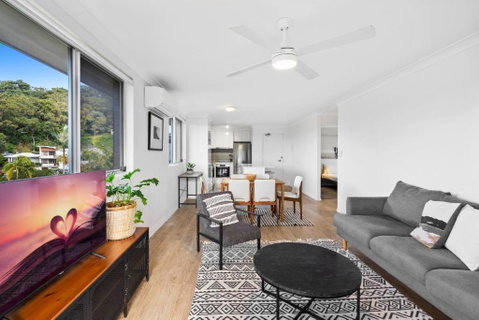 Salty Sea Breeze Apartment 500m To Waters Edge - Accommodation Burleigh 0