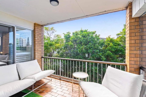 Salty Sea Breeze Apartment 500m To Waters Edge - Accommodation Burleigh 3