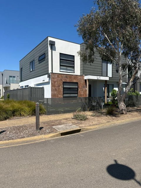 Sanary A Modern Beach Home In Martha Cove - Accommodation Burleigh 0