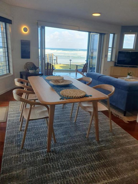 Sanbah-Surf, Views, Beach - Accommodation Burleigh 2