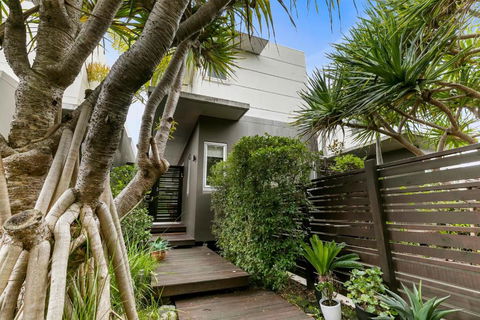Sanctuary @ Sunshine - Accommodation Burleigh 2