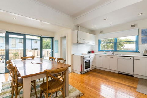 Sand Surf And Sunshine - Accommodation Burleigh 1