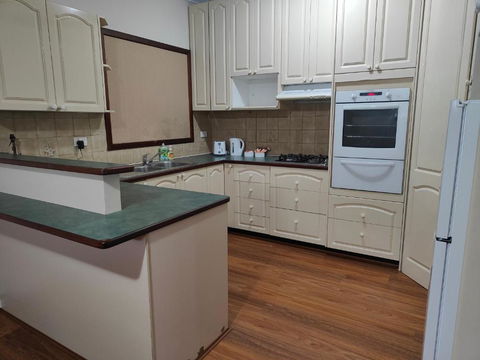 S&S Guest House - Accommodation Burleigh 3