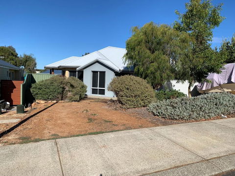 Sandalwood Guest Room - Accommodation Burleigh 0