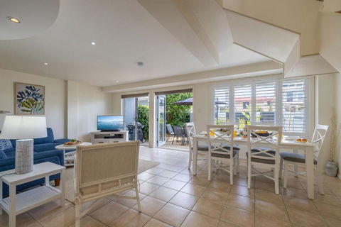 Sandcastles 4 -8 Ala Moana Way - Accommodation Burleigh 1