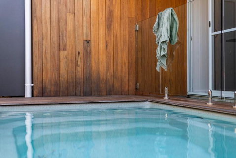 Sandhurst - Oceanstays - Accommodation Burleigh 2