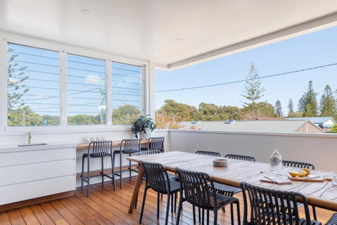 Sandhurst - Oceanstays - Accommodation Burleigh 3