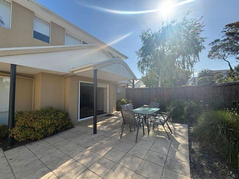 Sandpiper 10 - Close To Town And Beach - Accommodation Burleigh 1