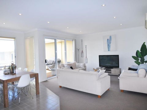Sandpiper 3 - Close To Town And Beach - Accommodation Burleigh 1