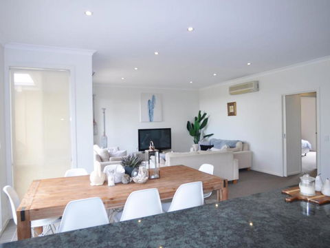 Sandpiper 3 - Close To Town And Beach - Accommodation Burleigh 0