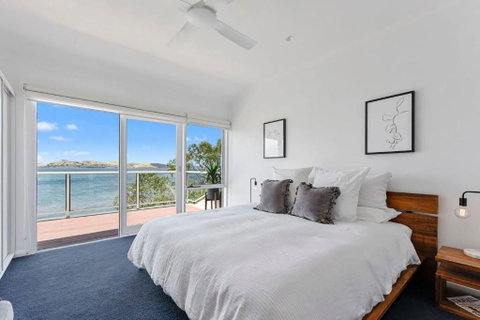 Sandy Bay Beachfront Oasis Direct Beach Access - Accommodation Burleigh 3