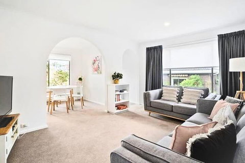 Sandy Bay Cozy Cottage Close To CBD - Accommodation Burleigh 0