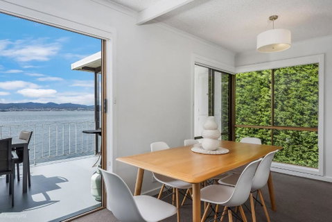 Sandy Bay Waterfront - Accommodation Burleigh 1