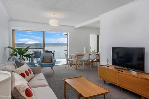 Sandy Bay Waterfront - Accommodation Burleigh 2