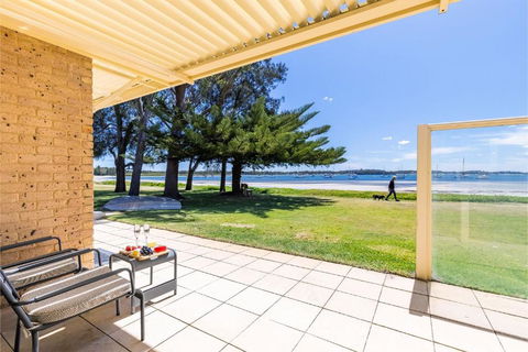 Sandy Beach House Corlette Unit 1 Waterfront WI-FI Aircon - Accommodation Burleigh 2