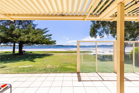 Sandy Beach House Corlette Unit 1 Waterfront WI-FI Aircon - Accommodation Burleigh 1