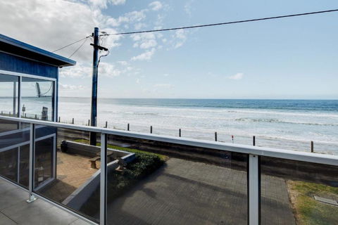 Sandy Cove - Accommodation Burleigh 2