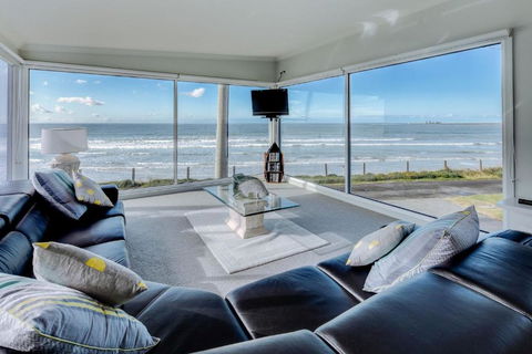Sandy Cove - Accommodation Burleigh 0