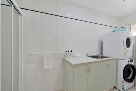 Sandy Cove @ Royle Palms - Accommodation Burleigh 2