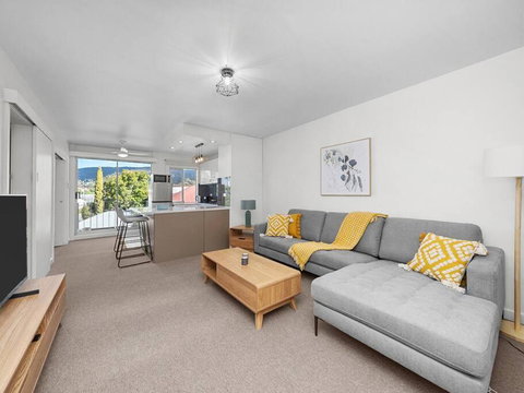 Sandy Bay Apartment With Hobart River View, Near UTAS - Stroll To Cafes And Shops - Accommodation Burleigh 0