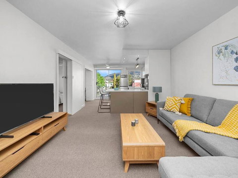 Sandy Bay Apartment With Hobart River View, Near UTAS - Stroll To Cafes And Shops - Accommodation Burleigh 2