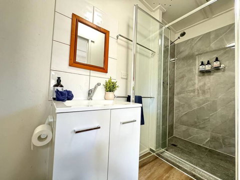 Shops Across St! Cute Studio In Salisbury - Accommodation Burleigh 1