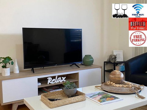 Smart Modern Close City/Airport WIFI/Park/Netflix - Accommodation Burleigh 0
