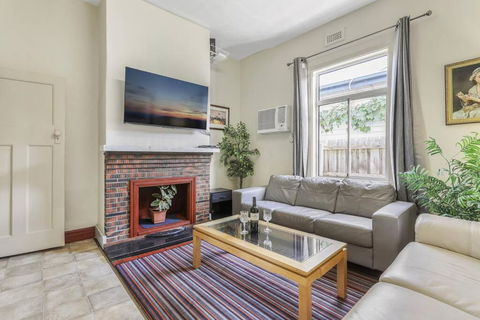 Spacious Urban Delight In Coburg - Accommodation Burleigh 1