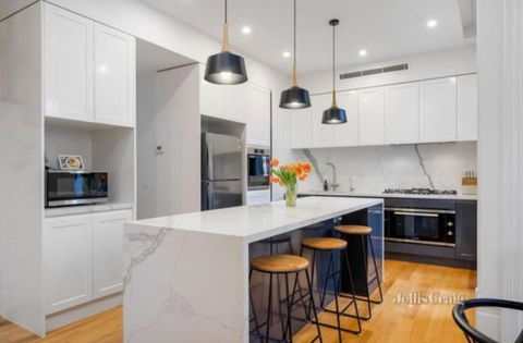 Spacious Room With Ensuite Next To Coburg Station, Non Smoking House - Accommodation Burleigh 1