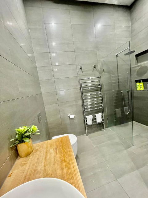 Spacious Room With Ensuite Next To Coburg Station, Non Smoking House - Accommodation Burleigh 2