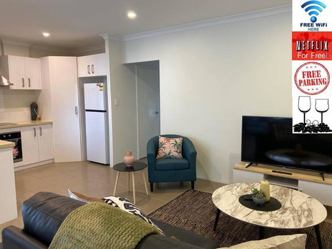 Stylish Modern Airport City WIFI Park Netflix Wine - Accommodation Burleigh 0