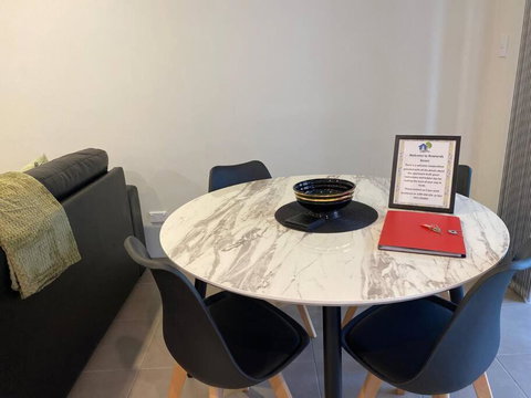 Stylish Modern Airport City WIFI Park Netflix Wine - Accommodation Burleigh 3