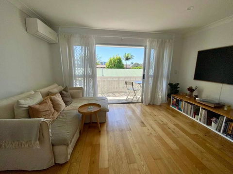 Sunny Beachside Escape 2BR Walk To Palm Beach - Accommodation Burleigh 2