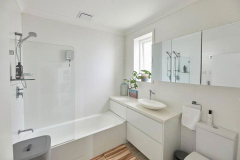 Tamarama Beachfront Apartment On Bondi To Bronte Walk - Accommodation Burleigh 2