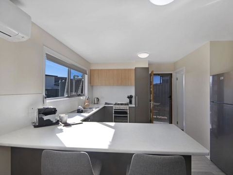 T Bar On Twynam - Modern 2BR Apartment L WiFi L Netflix L BBQ L Smart TV L Air-Con - Accommodation Burleigh 3
