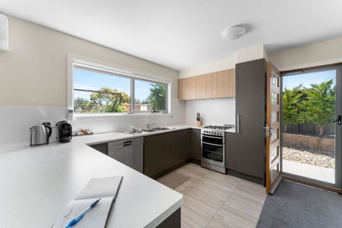 T Bar On Twynam - Modern 2BR Apartment L WiFi L Netflix L BBQ L Smart TV L Air-Con - Accommodation Burleigh 0